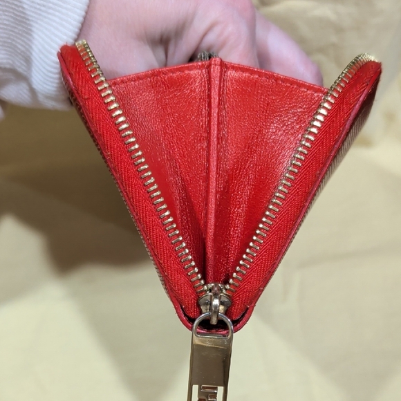 Fendi Vibrant Vintage Red Textured Wallet - Picture 12 of 16